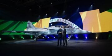 Brezilya’nın ilk Gripen F savaş uçağı görücüye çıktı