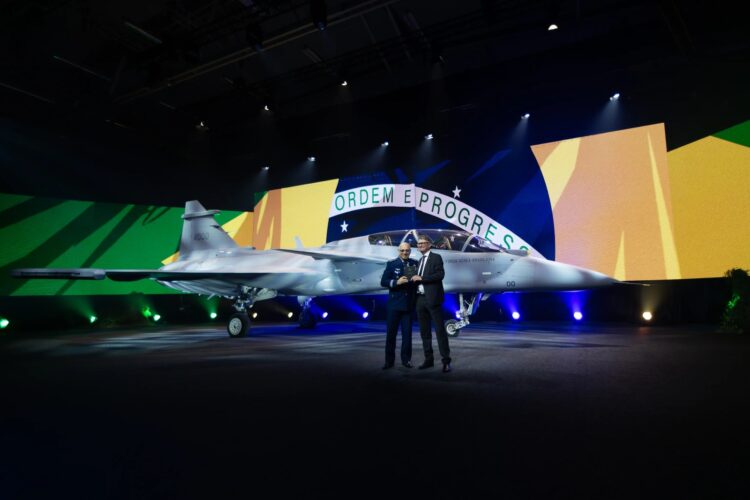 Brezilya’nın ilk Gripen F savaş uçağı görücüye çıktı
