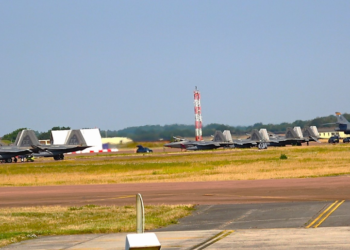 İsrail’den havalanan F-22’ler Birleşik Krallık’ta