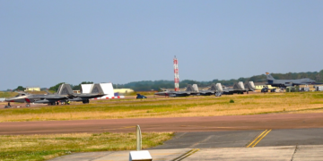 İsrail’den havalanan F-22’ler Birleşik Krallık’ta