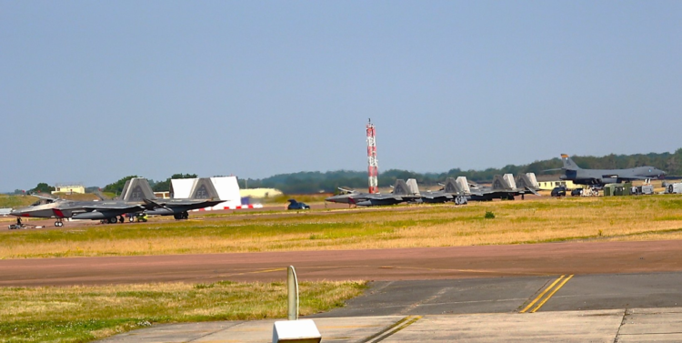 İsrail’den havalanan F-22’ler Birleşik Krallık’ta
