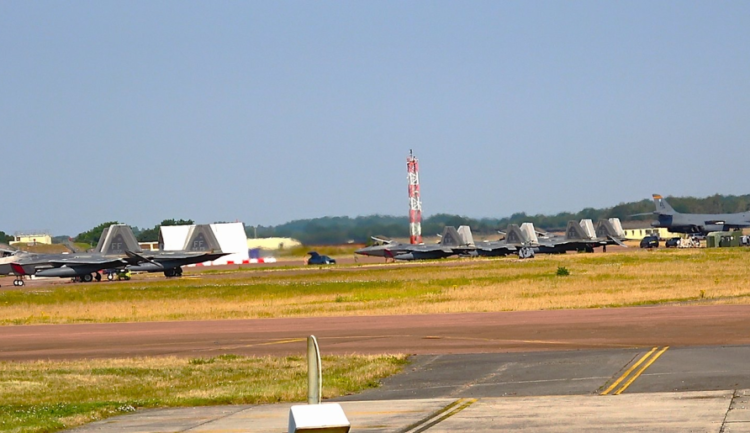 İsrail’den havalanan F-22’ler Birleşik Krallık’ta