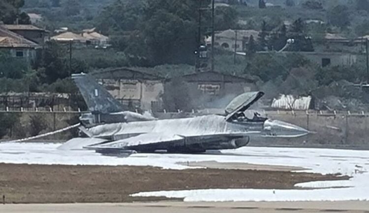 Yunanistan’ın F-16 savaş uçağı yandı