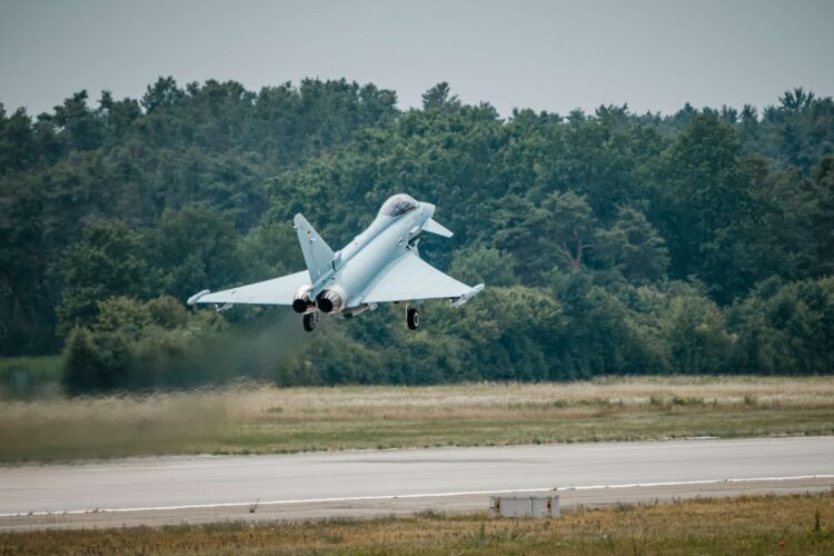 Almanya’nın yeni Eurofighter savaş uçağından ilk uçuş