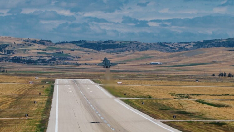 KIZILELMA Süpersonik JET-230 ile vurdu