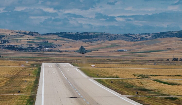 KIZILELMA Süpersonik JET-230 ile vurdu