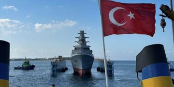Türkiye’nin yeni savaş gemisi suya indi