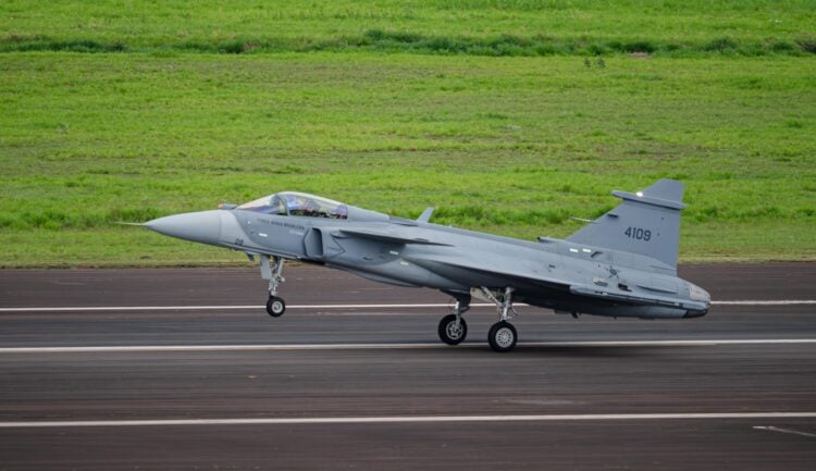 Brezilya’da üretilen ilk Gripen E’den ilk uçuş