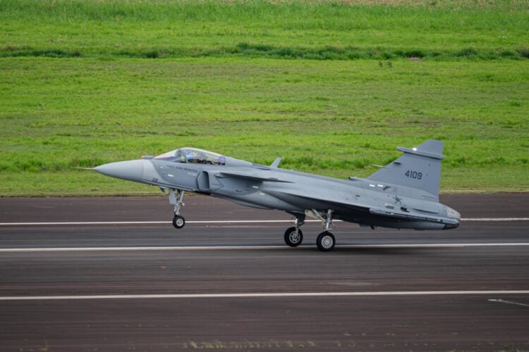 Brezilya’da üretilen ilk Gripen E’den ilk uçuş