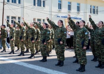 Yunanistan kışlaları kapatıp asker maaşlarına zam yapmayı planlıyor