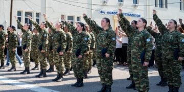 Yunanistan kışlaları kapatıp asker maaşlarına zam yapmayı planlıyor