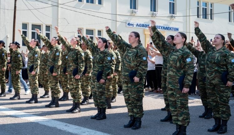 Yunanistan kışlaları kapatıp asker maaşlarına zam yapmayı planlıyor